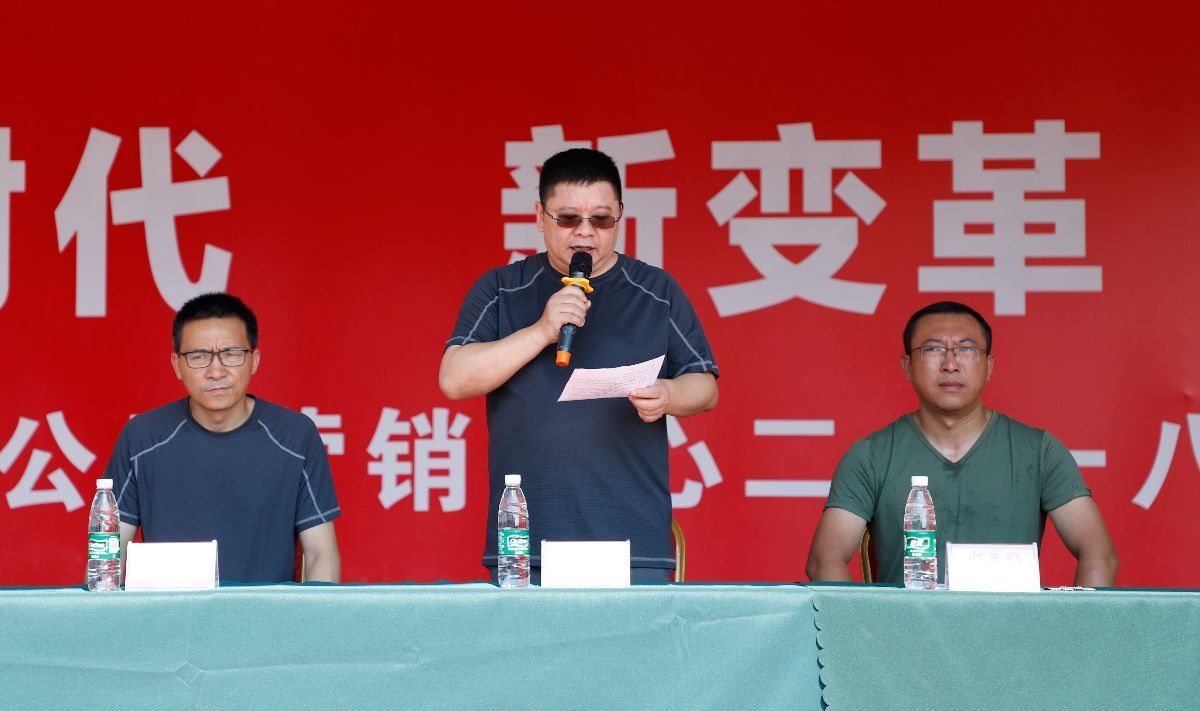 副总裁王楠波代表公司在开营仪式上对集训提出希望与要求.