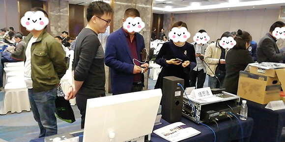 Gestton捷思通团队现场与客户朋友沟通