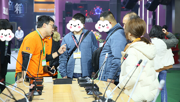 2019广州国际专业灯光音响展Gestton捷思通阵列会议系统前的观众
