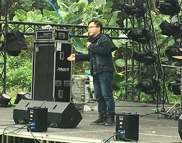 现场使用Gestton捷思通专业演出级无线话筒AM100系列