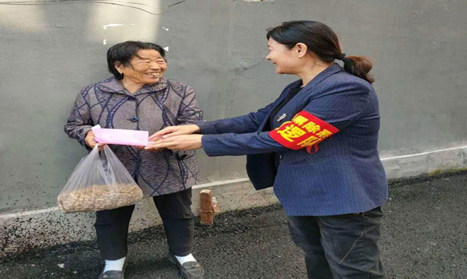 抚松县松江河镇入户开展"扫黑除恶"宣传活动