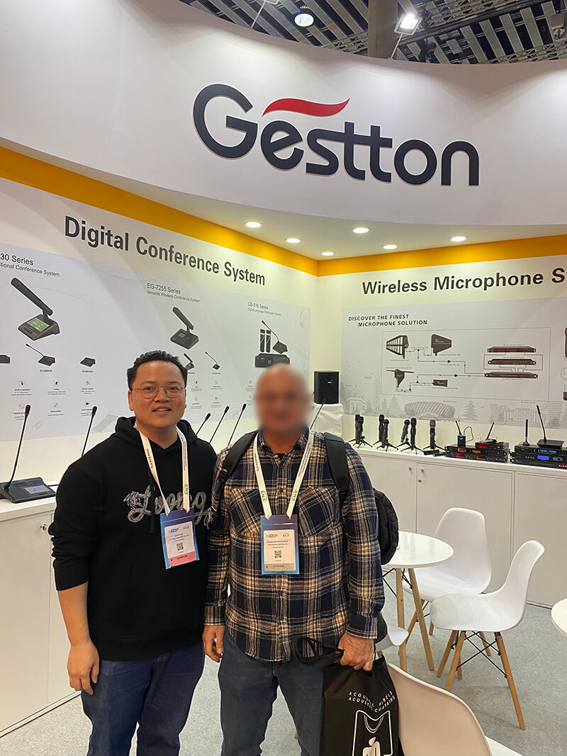 ISE展会客户合照3