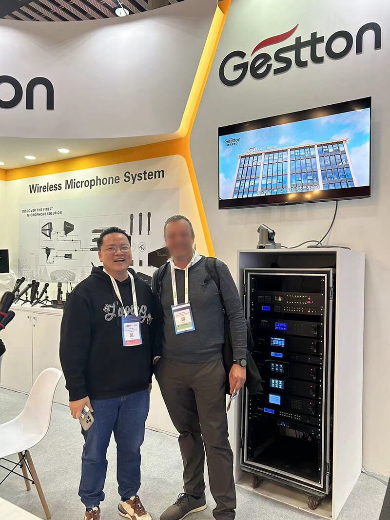 ISE展会客户合照4